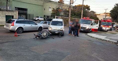 Motociclista Bate Contra Carro Tem Corpo Arremessado E Capacete