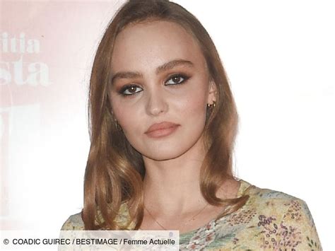 Lily Rose Depp Sexy En Brassière Décolletée Et Diadème Wow Femme