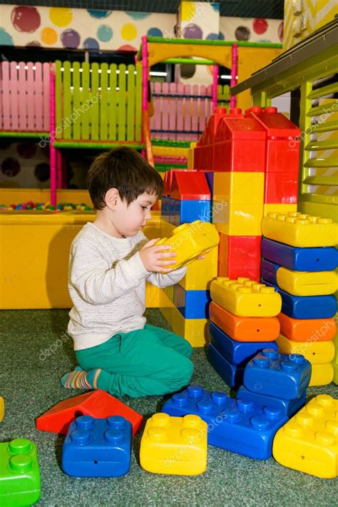 Un Ni O Preescolar Juega Con Grandes Bloques De Construcci N En La Sala