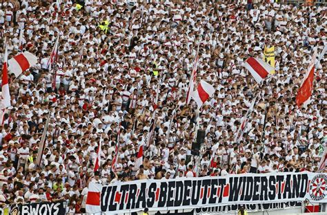 Fußball Bundesliga mit Fans im Stadion Wie viele Zuschauer der VfB