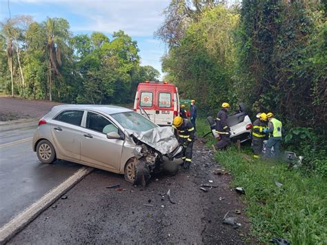 Homem Morre Em Colis O Entre Carros E Fica Preso S Ferragens Na Br