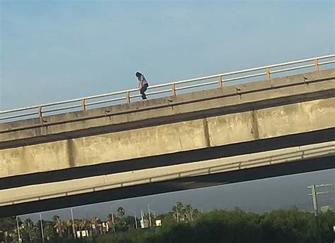 Salva Polic A De Guadalupe A Mujer Que Pretend A Lanzarse De Un Puente