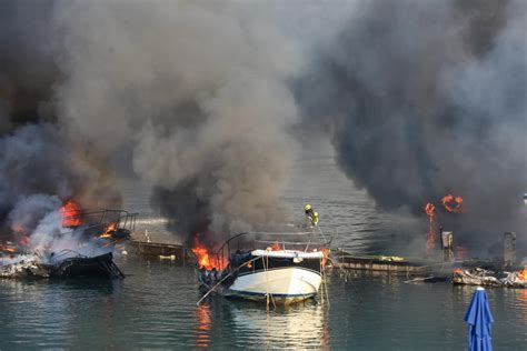 Jutarnji List Od Brodova Je Ostala Samo Otopljena Plastika Gorjelo