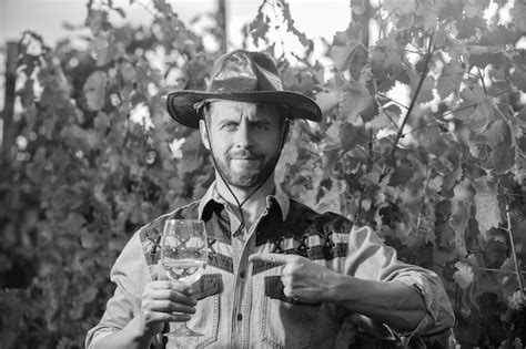 Feliz Viticultor Hombre Agricultor Se Alar Con El Dedo El Vino En El