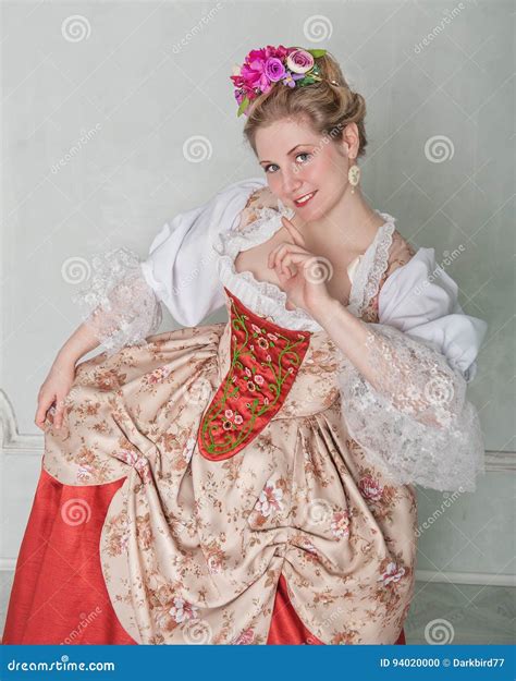 Mooie Vrouw In Ouderwetse Historische Middeleeuwse Kleding Stock Foto