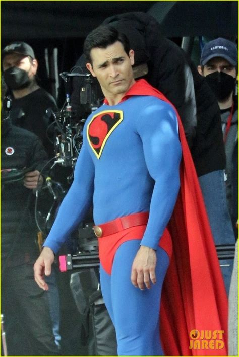 Tyler Hoechlin's Superman Suit Looks Very Different In New 'Superman & Lois' Set Photos | Photo ...