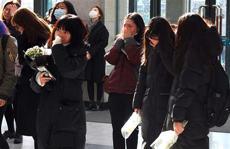 Shinees Kim Jonghyuns Three Day Funeral Begins Fans Mourn Us Weekly