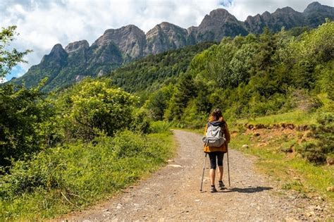 Un Caminante En La Caminata Al Arco De Piedrafita En Los Pirineos En