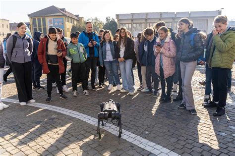 Elevii Impresiona I De Tehnica Militar Expus N Centrul Media Ului Cu