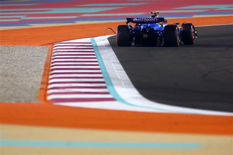Carlos Sainz y una pegatina que provocó una bandera roja y mermó su