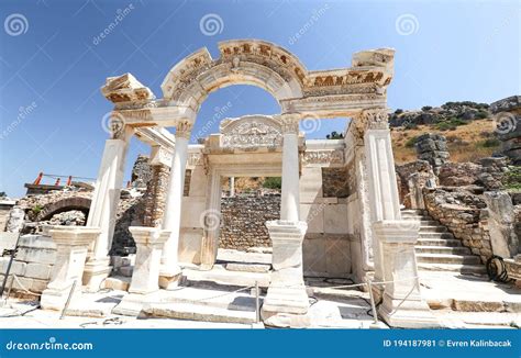 Templo De Hadriano No Peru Zmir Da Antiga Cidade De Ephesus Imagem De