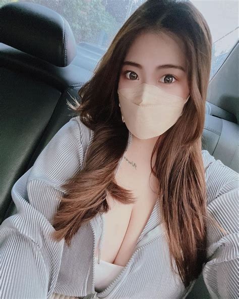 Chloe 貝貝 on Instagram 一轉眼就來到26歲 過了25歲再也不是嫩妹 有點緊張有點恐慌 但我不斷告訴自己 不要被年齡