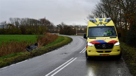 Auto Belandt Op Zijn Kop In Sloot Aagtekerke Hvzeeland Nieuws En