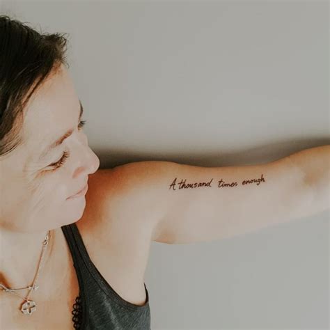 Tatuagem de frases no braço 50 fotos que vão te convencer a fazer a sua