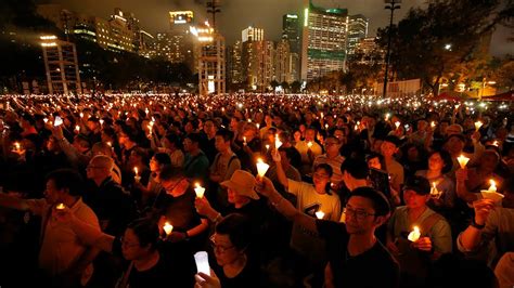 港人最后一次悼念六四！支联会坚持烛光入维园；国歌法强行表决三读通过；英国用贸易协议换港人自由，北京会退让？城管动员摆摊拚经济 新闻连报