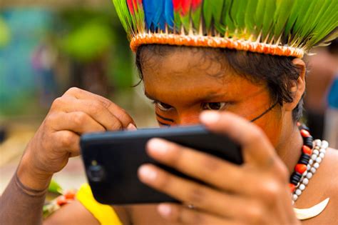 Tupi Guarani 부족 그의 얼굴을 그림에서 네이티브 브라질 남자 브라질 고대 문명에 대한 스톡 사진 및 기타 이미지