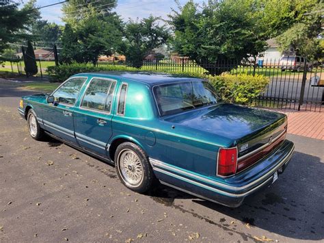 Lincoln Town Car Sedan Green Rwd Automatic Executive Classic