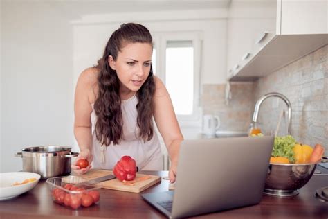 Mujer Disfrutando En La Cocina Foto Premium