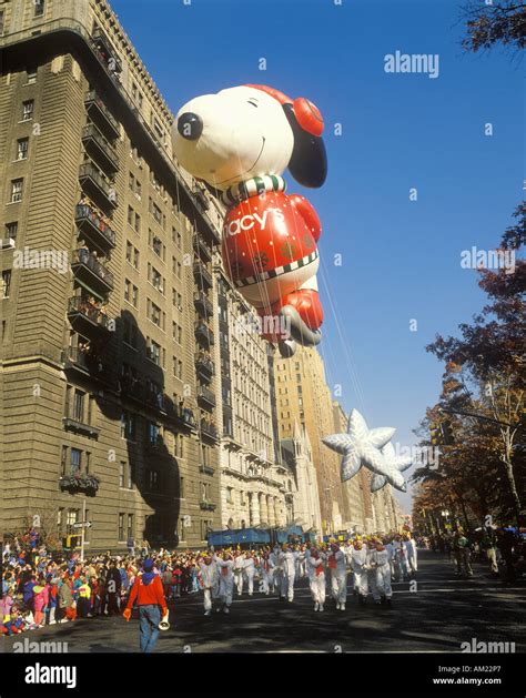 Snoopy And Woodstock Balloons In Macy S Thanksgiving Day Parade New