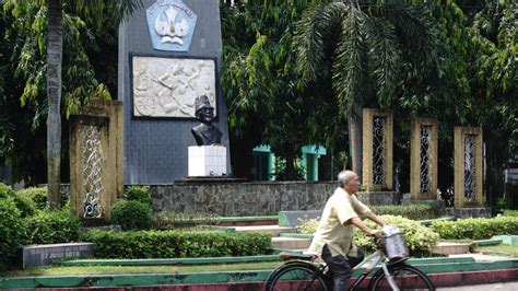 Foto Momen Hardiknas Monumen Ki Hajar Dewantara Di Jombang