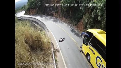 VÍDEO Câmera flagra momento em que motociclista invade pista contrária