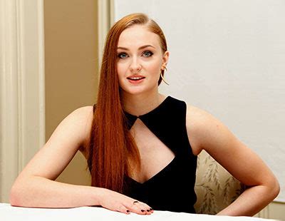 Sophie Turner revela que descubrió el sexo oral gracias a Juego de