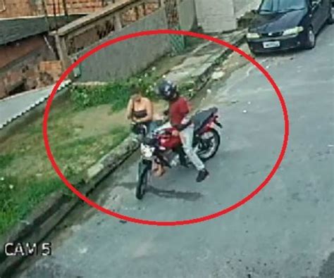 Notícias Câmera de segurança filma motoqueiro assaltante roubando