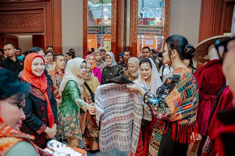 Pameran Kriyanusa Diresmikan Ibu Negara Kunjungi Stand Dekranasda Medan