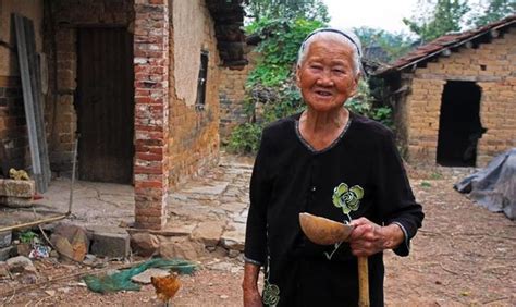 九旬老太照顾痴傻儿子六十年，盼着自己多活几年老太太儿子闺女新浪新闻