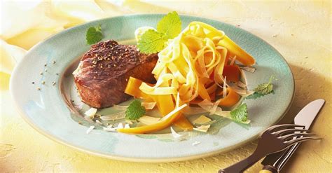 Steaks mit Möhren Nudeln Rezept EAT SMARTER