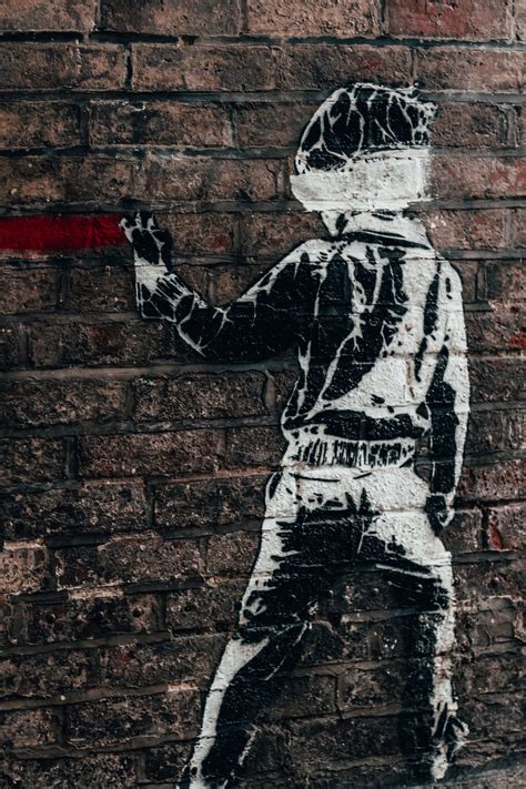 Laying bricks vs. building cathedrals. The simple fable all founders