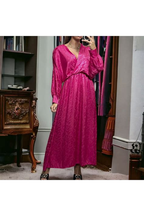 Longue robe cache coeur fuchsia matière brillante à motif