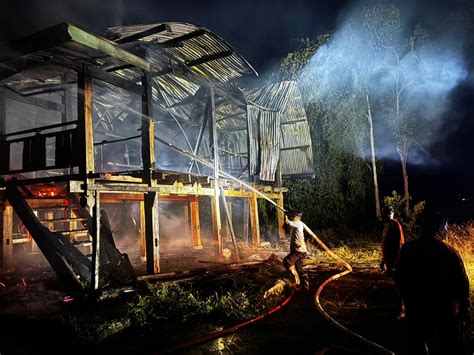 Kebakaran Melanda Rumah Adat Tomakaka Masamba Banua Katokkoan Di Luwu