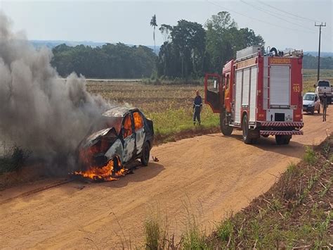 Sorriso Carro pega fogo e fica completamente destruído aos fundos do