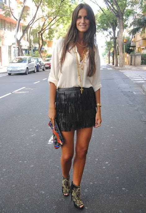 Falda De Flecos Con Camisa Blanca Sandalias Y Clutch Leather Skirt