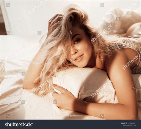 Fit Sexy Woman Blonde Curly Hair库存照片1690456021 Shutterstock