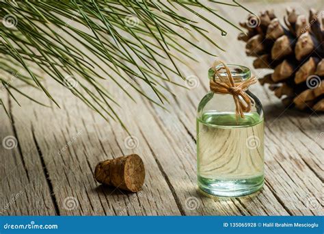 Aceite Esencial De La Trementina Del Pino En La Botella De Cristal Foto