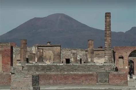 Naples earthquake causes rubble to rain down as fears surge over ‘Super ...