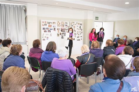 Medio centenar de mujeres participan en la charla y exposición