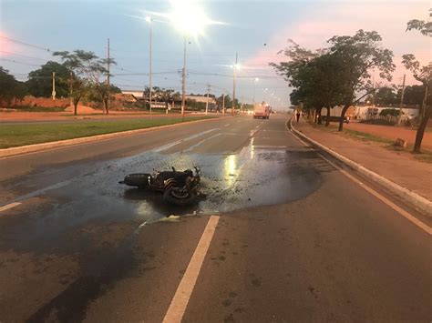 V Deo Mostra Momento Em Que Motociclista Em Alta Velocidade Bate Contra