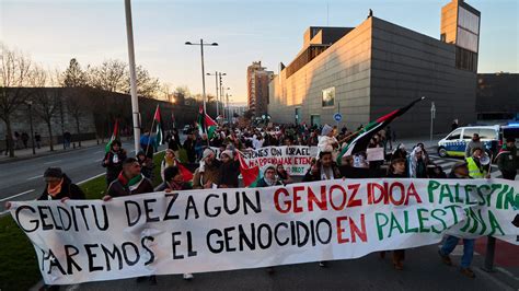 Miles de personas protagonizan en Pamplona una manifestación por Palestina