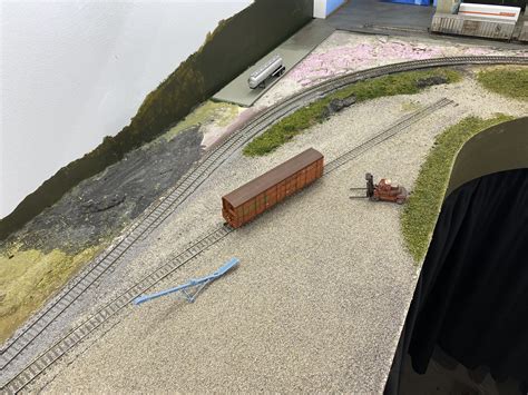 Techniques for Weathering Gravel Parking Lots | ModelRailroadForums.com