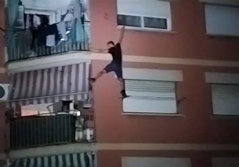 Video Peligrosa Fuga De Un Ladrón Escalando Por Los Balcones Tras Ser