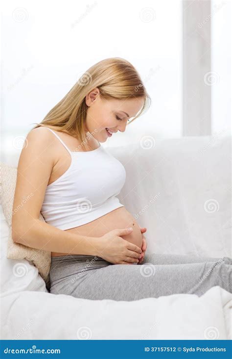 Mulher Gravida Feliz Que Toca Em Sua Barriga Foto De Stock Imagem De