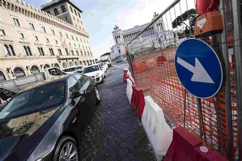 Roma la nuova viabilità a Piazza Venezia è gia un incubo per gli