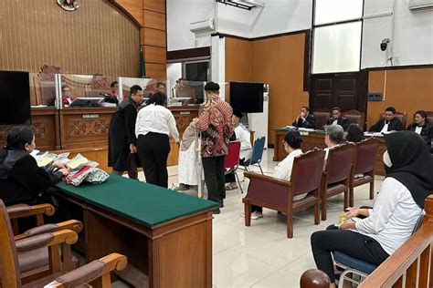 Sidang Perdana Kekerasan PRT Khotimah Diwarnai Air Mata Koalisi Sipil