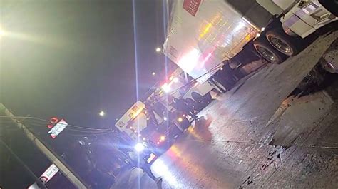 Choca Trailer De Carga Pesada Contra Puente Vehicular En Coacalco