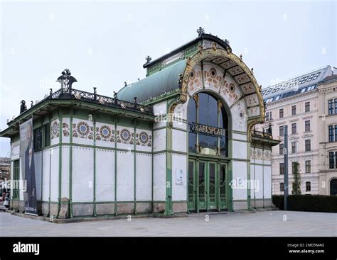 Viena Austria diciembre de 2019 Estación Karlsplatz Stadtbahn en el