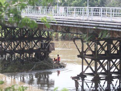 PEMBERSIHAN JEMBATAN CAGAR BUDAYA DI KEDIRI ANTARA Foto