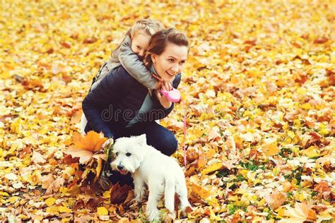 Familia Feliz En Paseo Del Otoño Madre Hija Y Su Perro Jugando En El